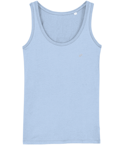 The Roho Rafiki® embroidered white feather icon vest (Women's) is fitted and made from soft 100% organic cotton and offers a relaxed and contemporary fit. This versatile, eco-friendly garment has a flattering neckline and form-fitting design that makes it ideal as a layering vest worn under a shirt or light jacket, for a fitness class or as a stand-alone summer staple and delivers the ultimate in quality, comfort and versatility. Blue Soul. 
