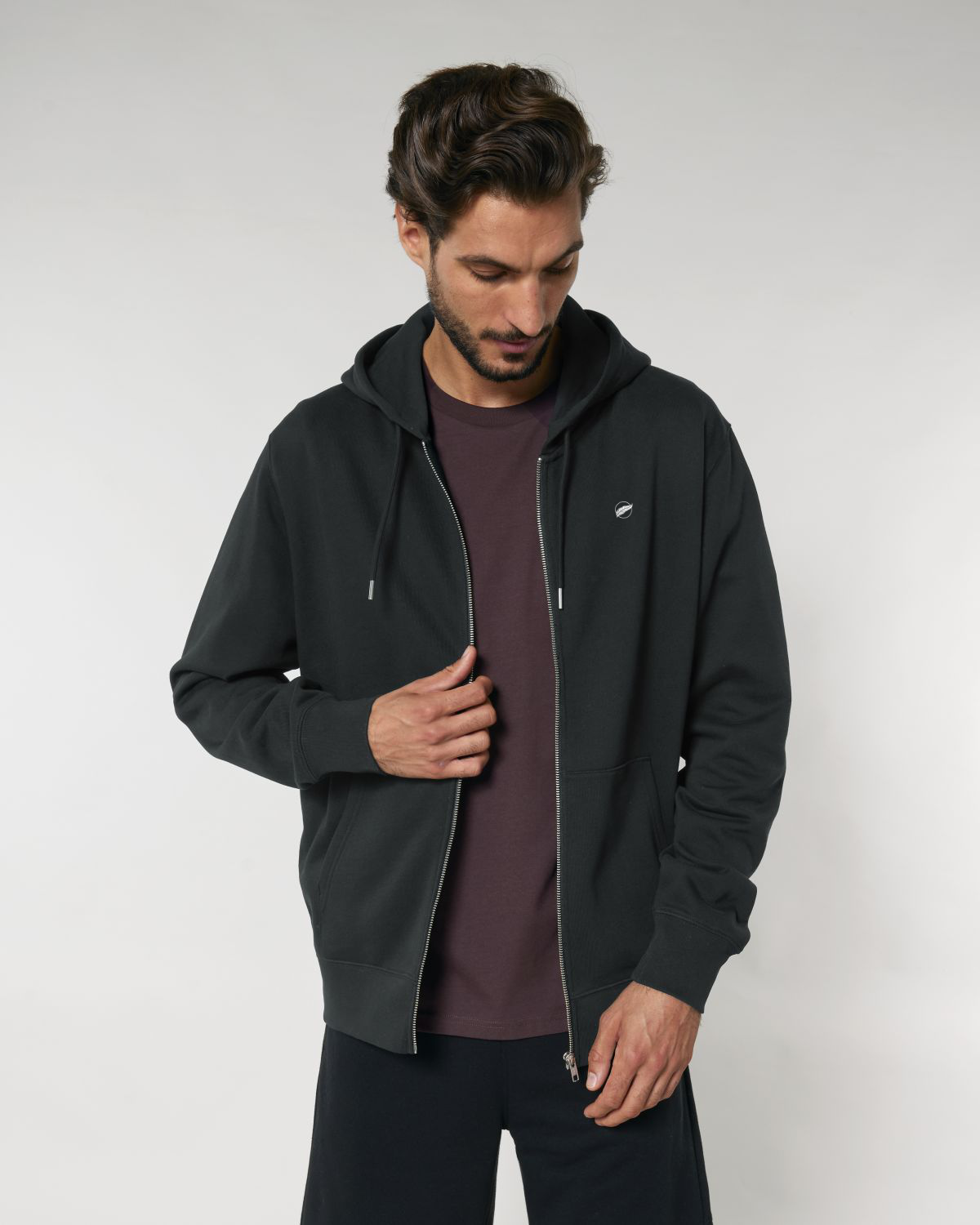The Roho Rafiki® embroidered icon zip hoodie (Unisex) is made with 100% organic cotton and comes in a variety of colours. Weight: 350 gsm. The premium quality hoodie comes in a variety of colours. Black.